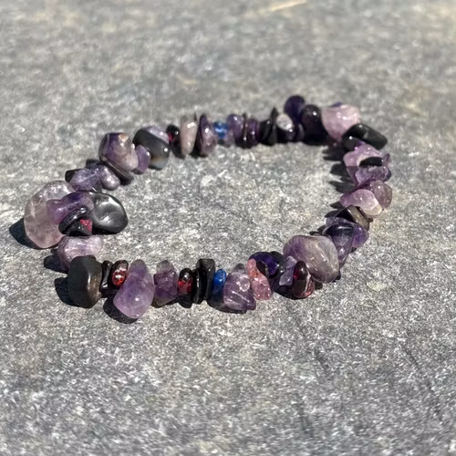 Lila fotlänk med chip stenar