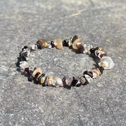 Svart/vit fotlänk med chip stenar