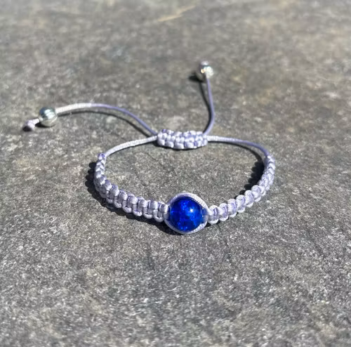 Blått makrame armband med en blå krackelerad glaspärla