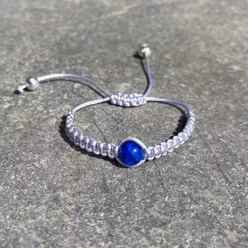 Blått makrame armband med en blå krackelerad glaspärla