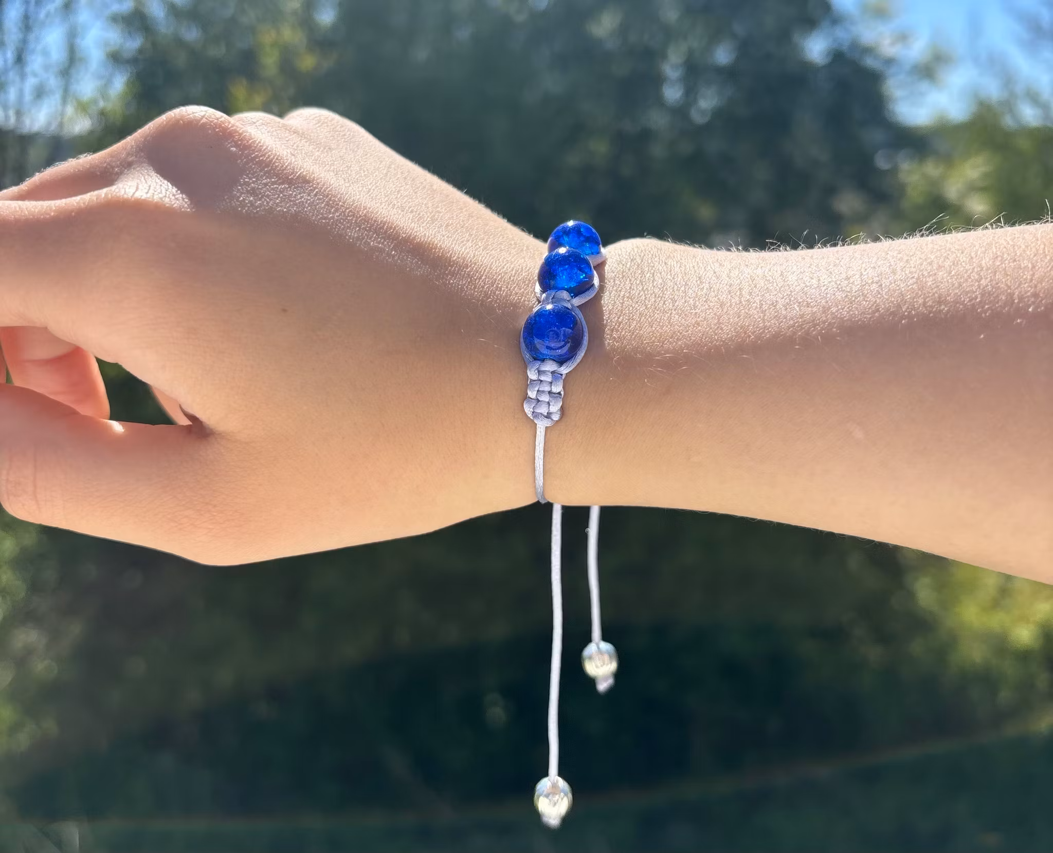 Blått makrame armband med tre krackelerade glaspärlor