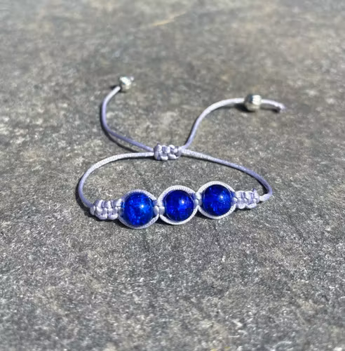 Blått makrame armband med tre krackelerade glaspärlor