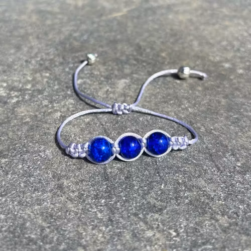 Blått makrame armband med tre krackelerade glaspärlor