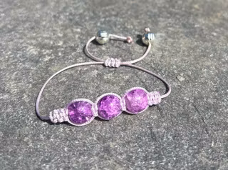 Lila makrame armband med tre krackelerade glaspärlor