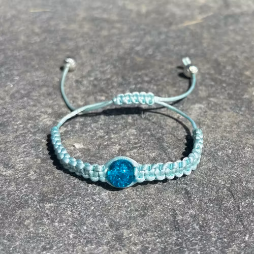 Turkos makrame armband med en krackelerad glaspärla