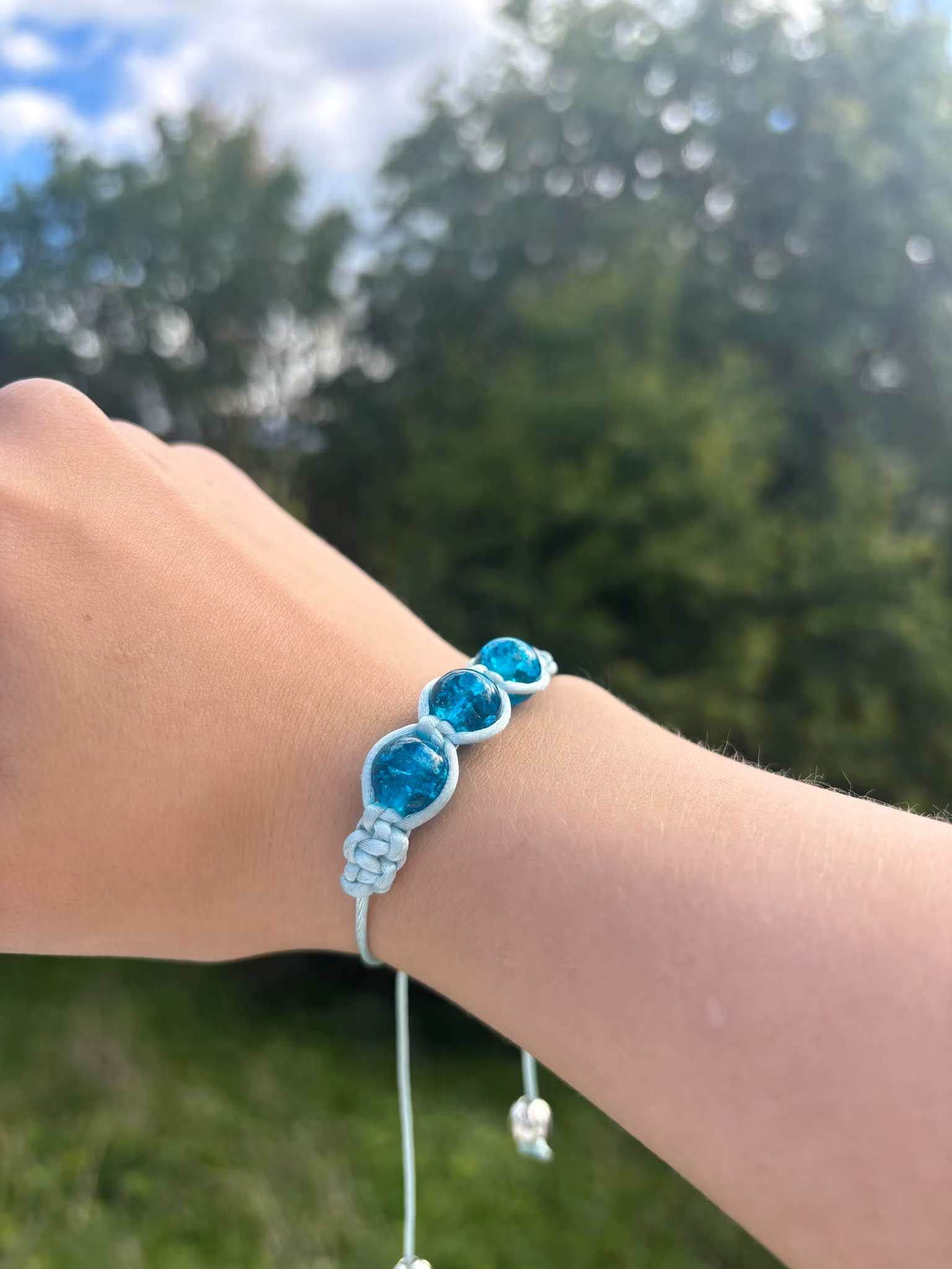Turkost makrame armband med tre krackelerade glaspärlor