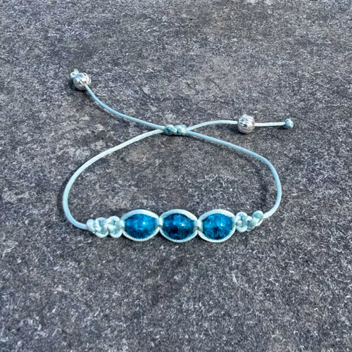 Turkost makrame armband med tre krackelerade glaspärlor