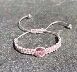Ljusrosa makrame armband med en krackelerad glaspärla