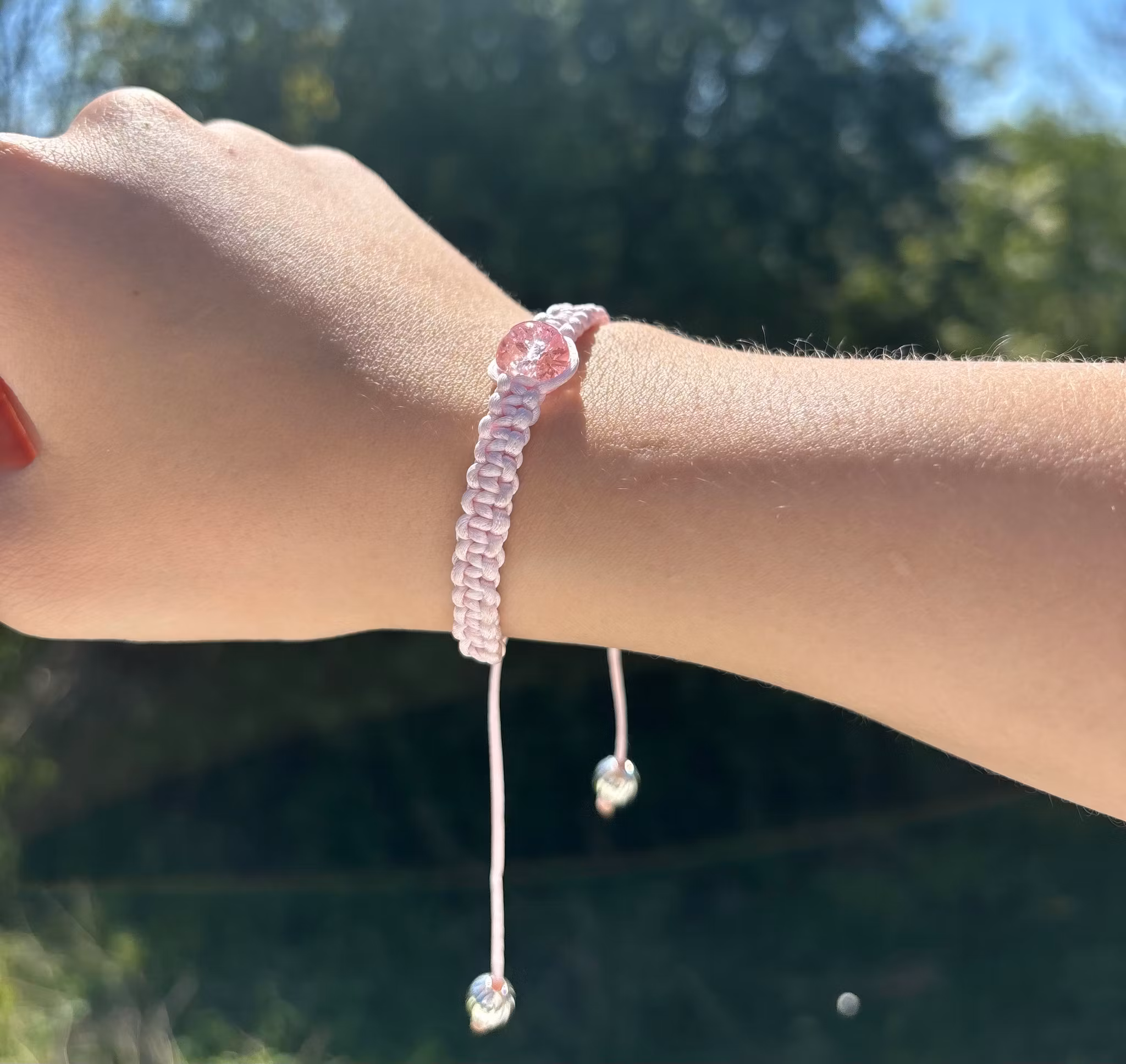 Ljusrosa makrame armband med en krackelerad glaspärla