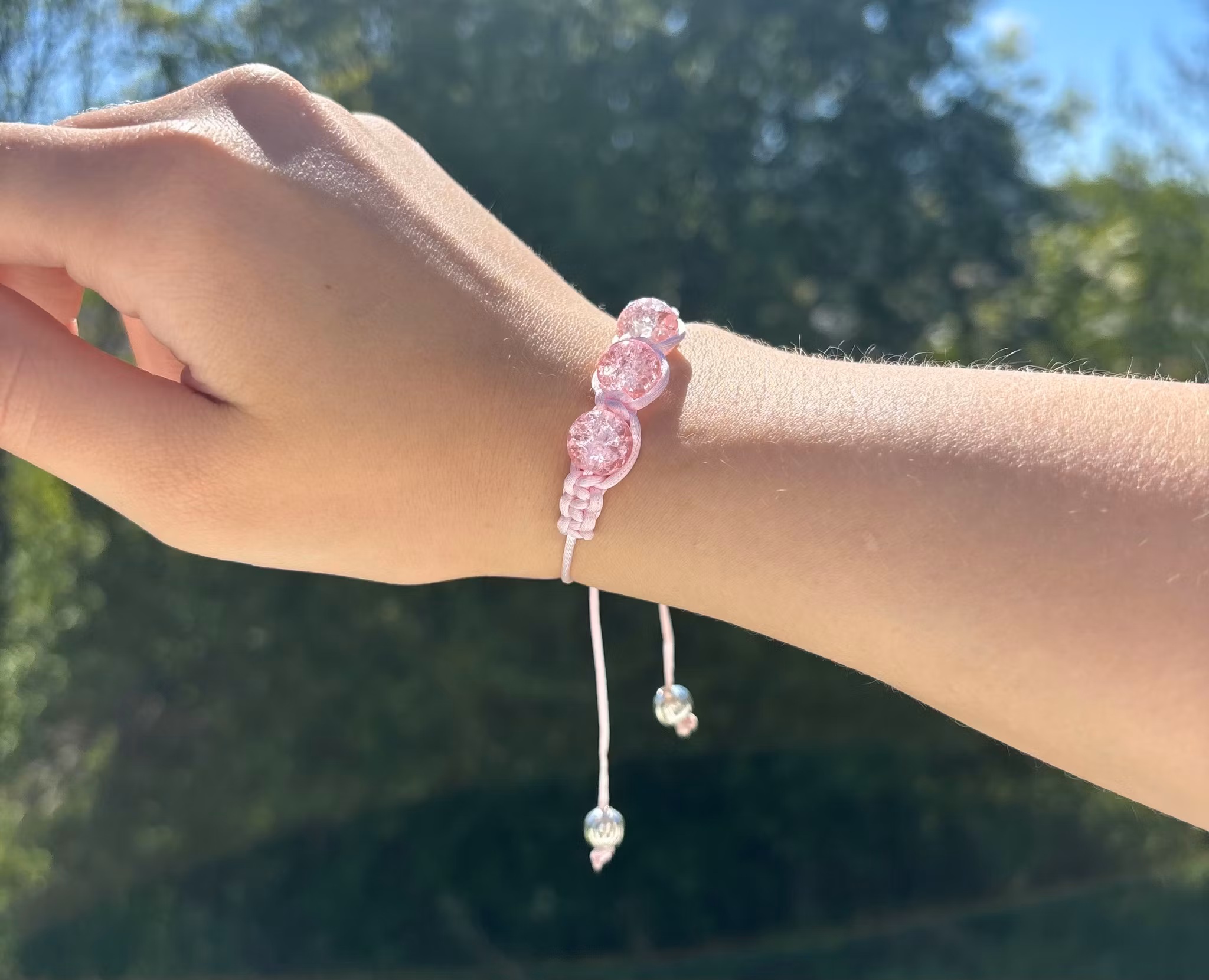 Ljusrosa makrame armband med tre krackelerade glaspärlor