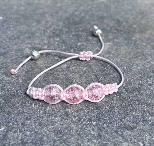 Ljusrosa makrame armband med tre krackelerade glaspärlor