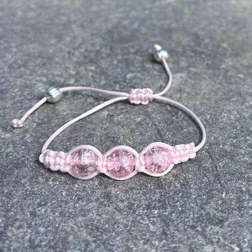 Ljusrosa makrame armband med tre krackelerade glaspärlor
