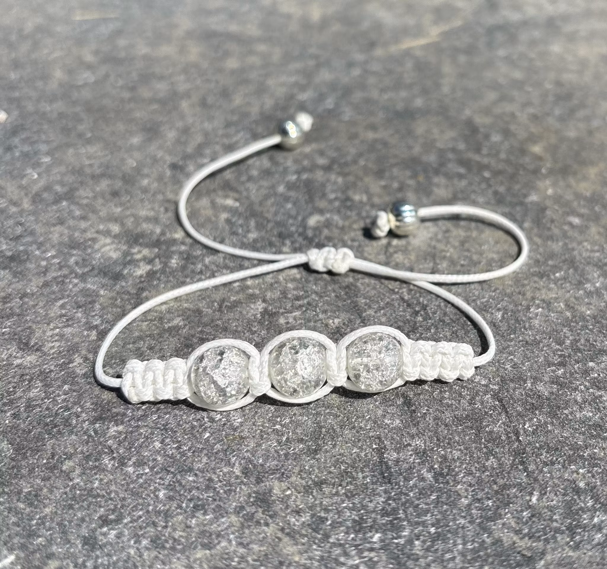 Vitt makrame armband med tre krackelerade glaspärlor