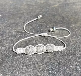 Vitt makrame armband med tre krackelerade glaspärlor