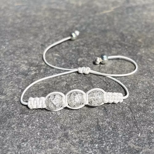 Vitt makrame armband med tre krackelerade glaspärlor