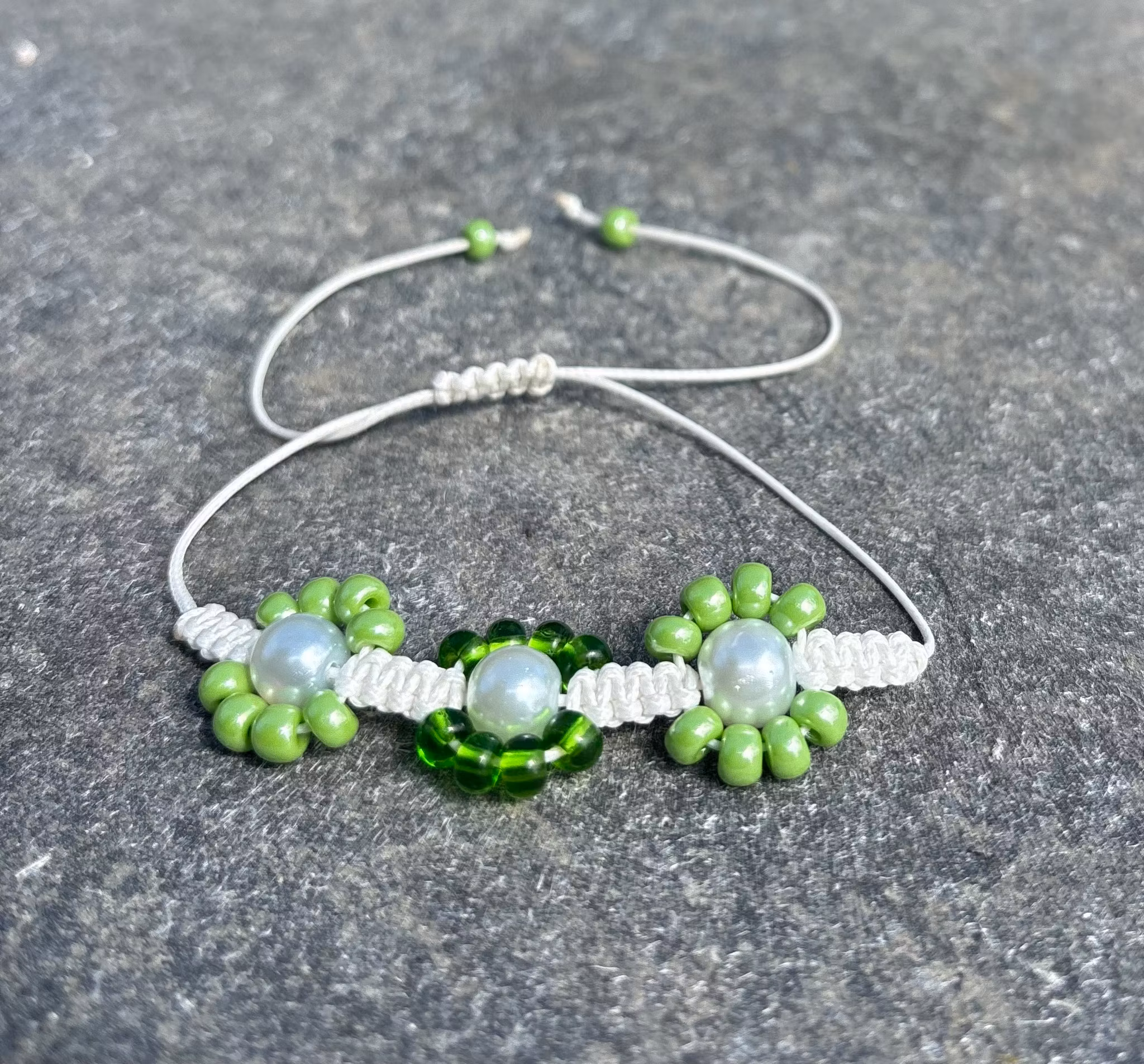 Grönt makrame armband med blommor