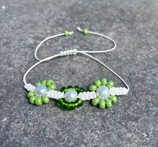 Grönt makrame armband med blommor