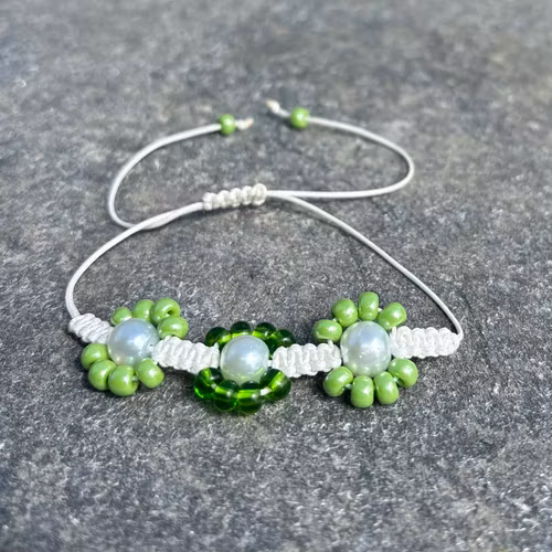 Grönt makrame armband med blommor