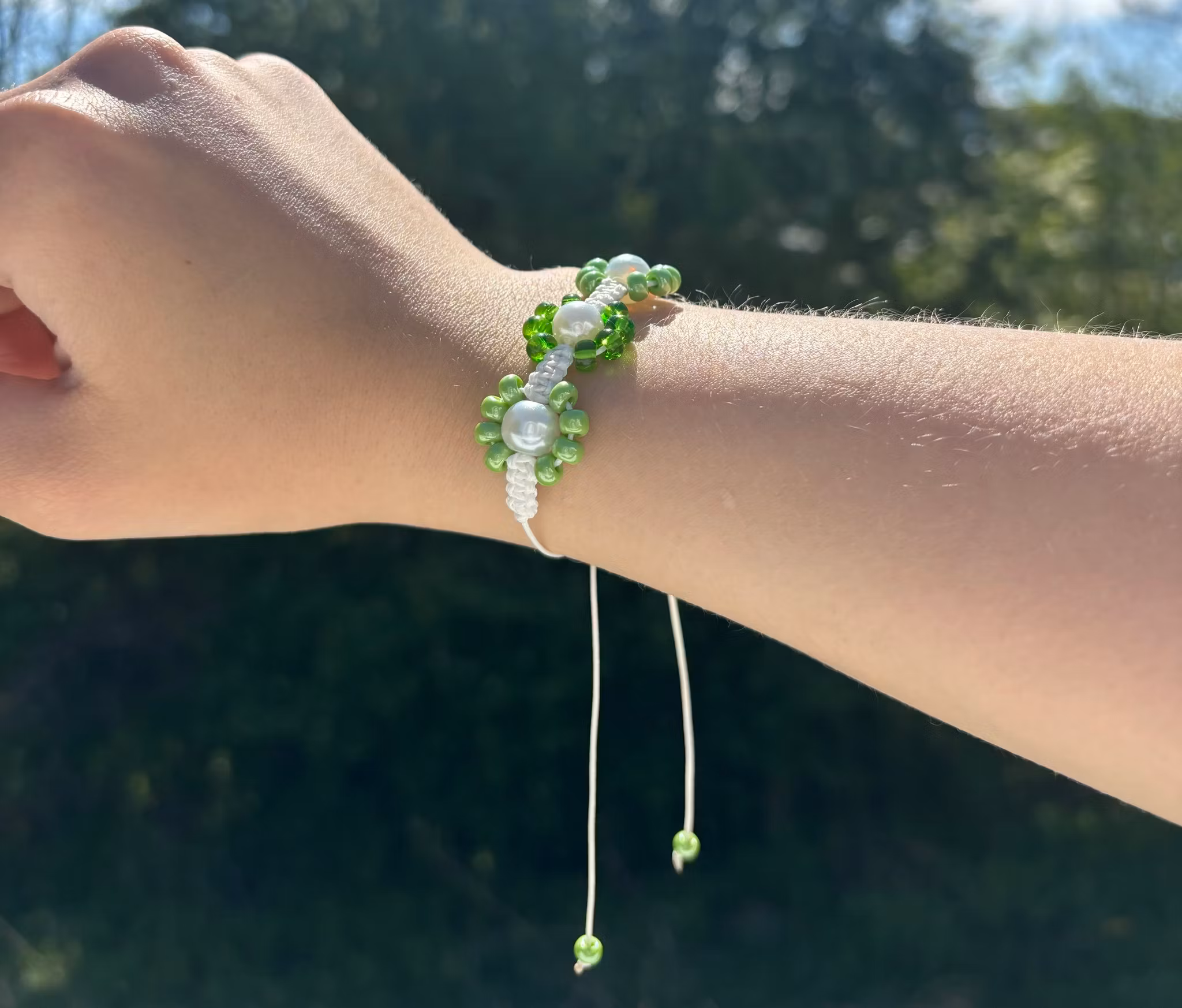 Grönt makrame armband med blommor