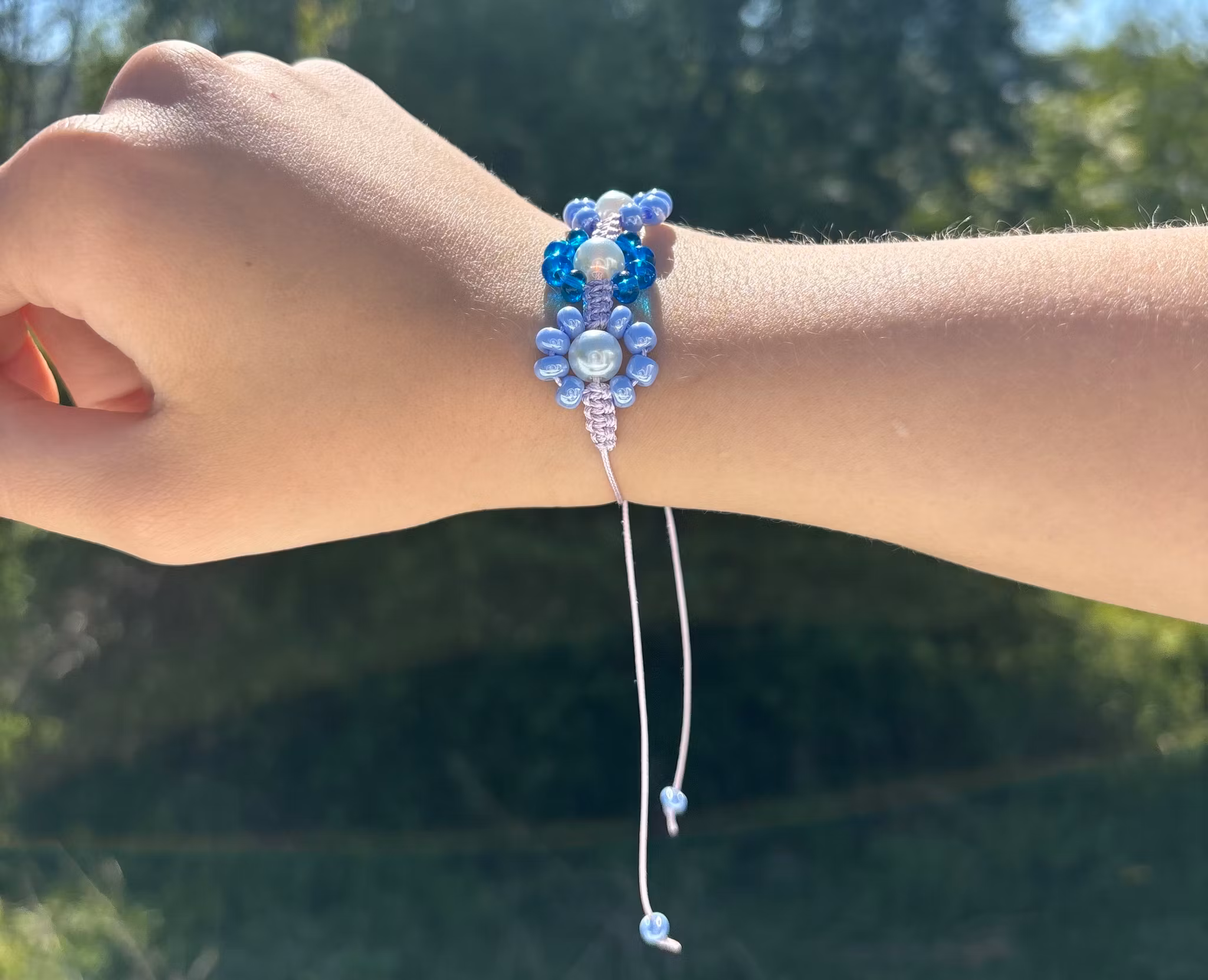 Blått makrame armband med blommor