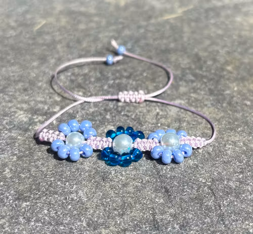 Blått makrame armband med blommor