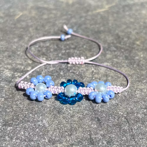 Blått makrame armband med blommor