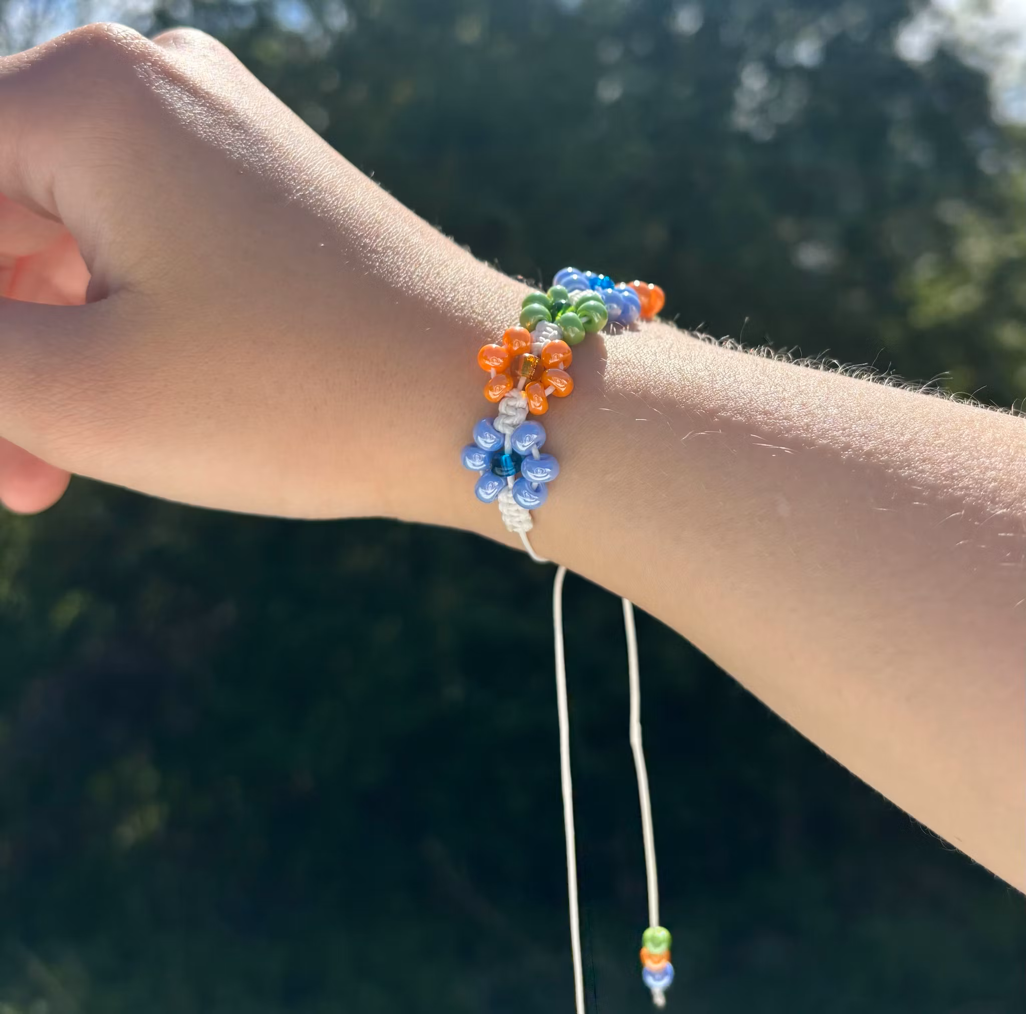 Färgglatt makrame armband med blommor