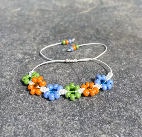 Färgglatt makrame armband med blommor