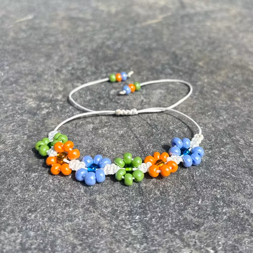 Färgglatt makrame armband med blommor