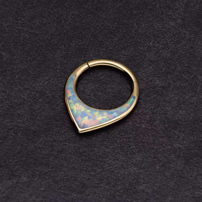 Droppformat septumsmycke i guldig färg Opal Titan 1,2x8 mm
