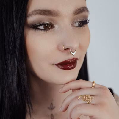Droppformat septumsmycke i guldig färg Opal Titan 1,2x8 mm