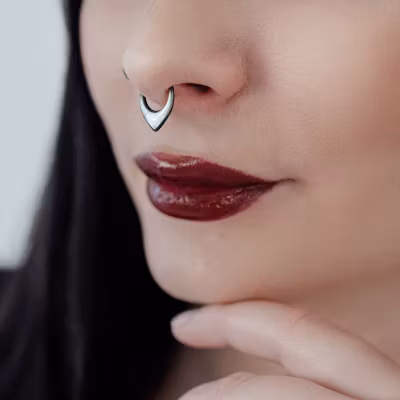 Droppformat septumsmycke i svart Opal Titan 1,2x9 mm