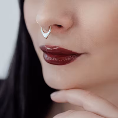 Droppformat septumsmycke i rose Opal Titan 1,2x9 mm