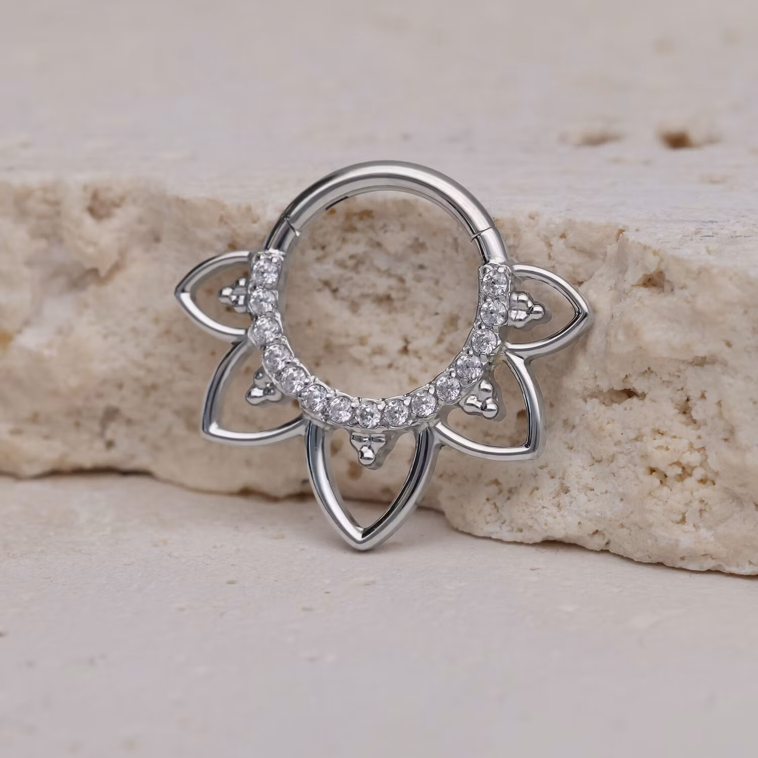 Clickerring med vit strass och blomliknande detaljer 1,2x8 mm