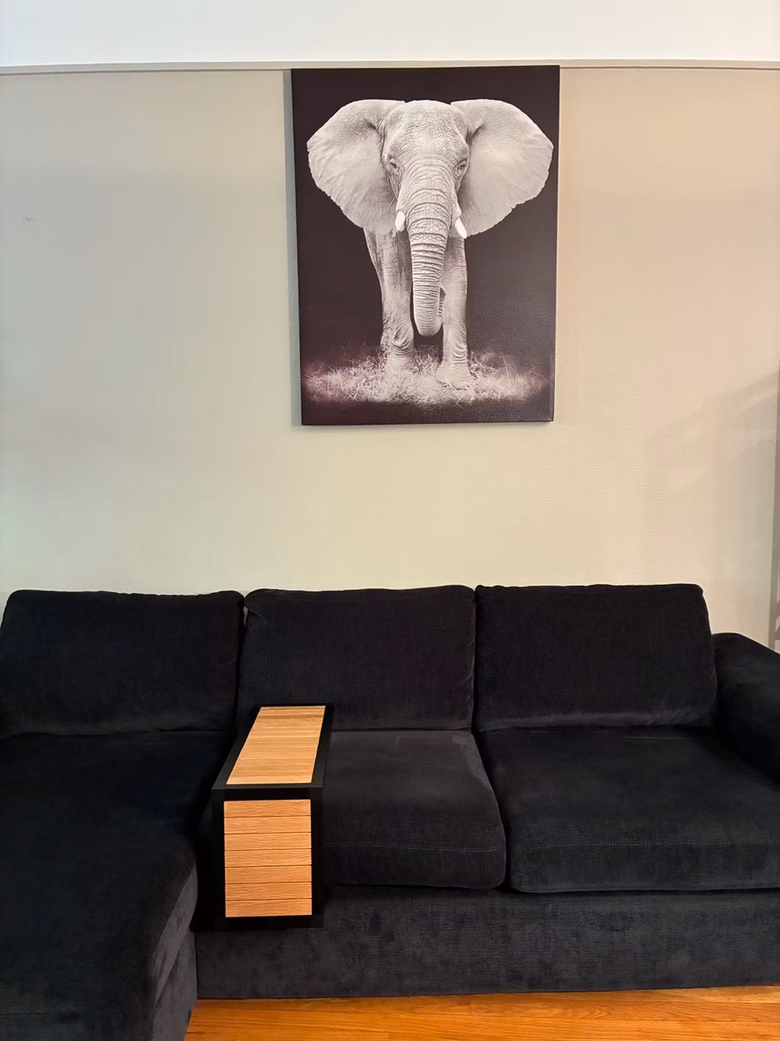 Lite bord i heltre eik og aluminium