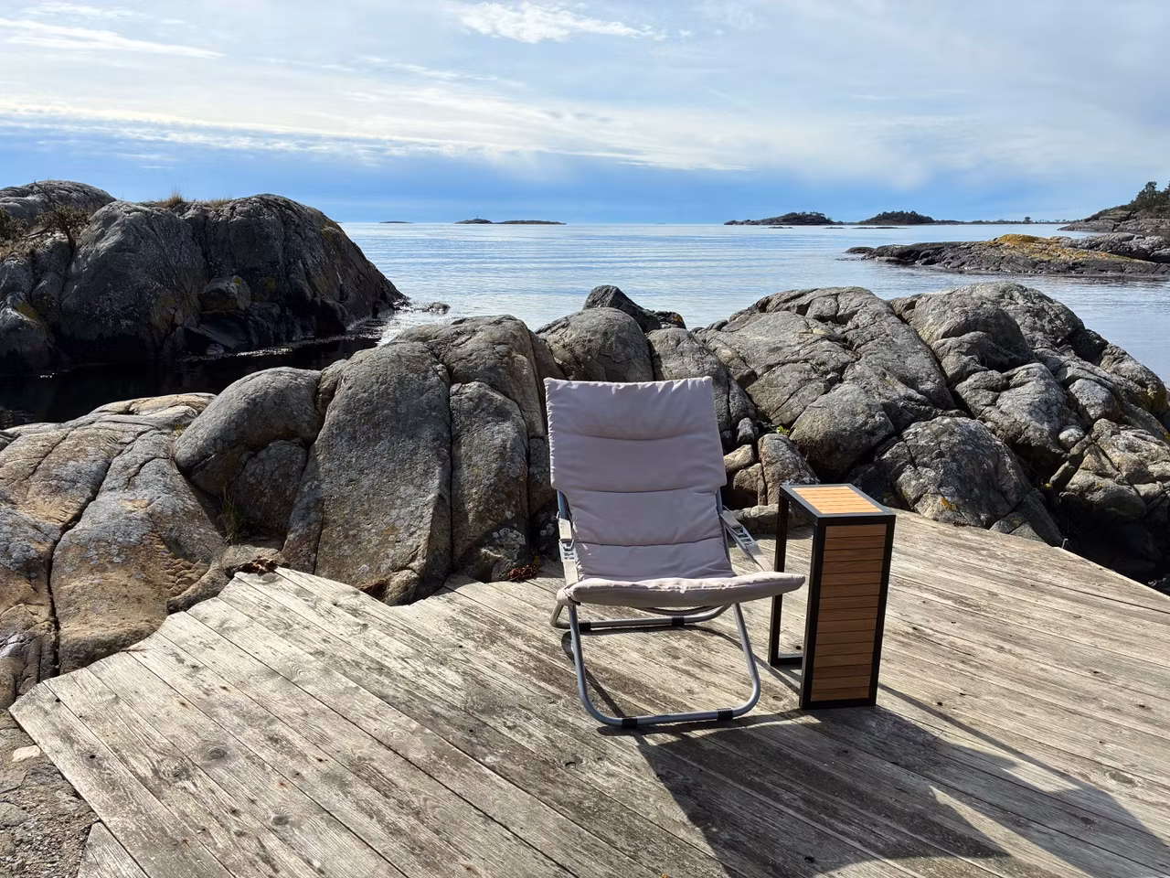 Lite bord i heltre eik og aluminium