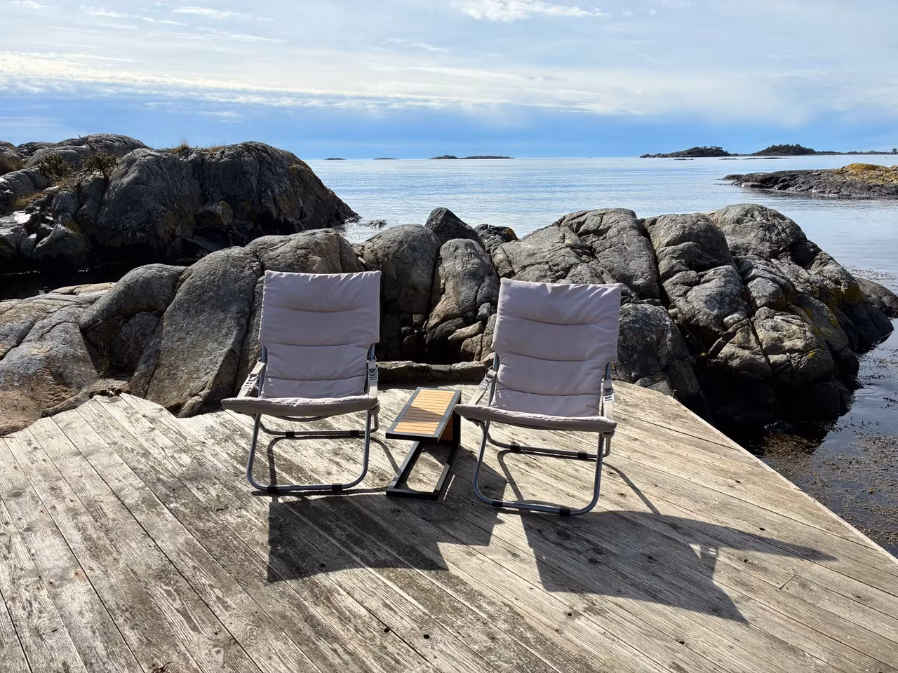 Lite bord i heltre eik og aluminium
