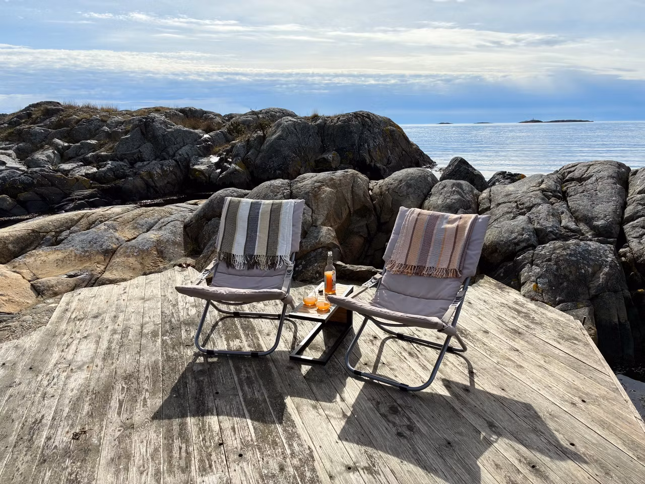 Lite bord i heltre eik og aluminium