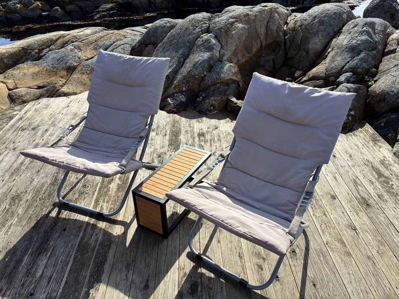 Lite bord i heltre eik og aluminium