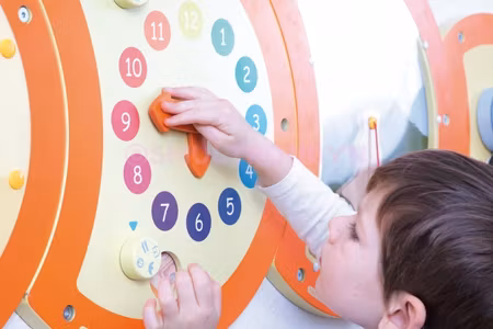 Larven väggpanel, Klocka