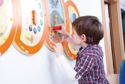 Larven väggpanel, Vågspel