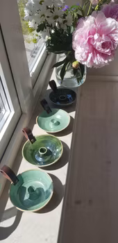 Grön ljusstake med läderrem