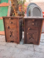 Handsnidade träskåp