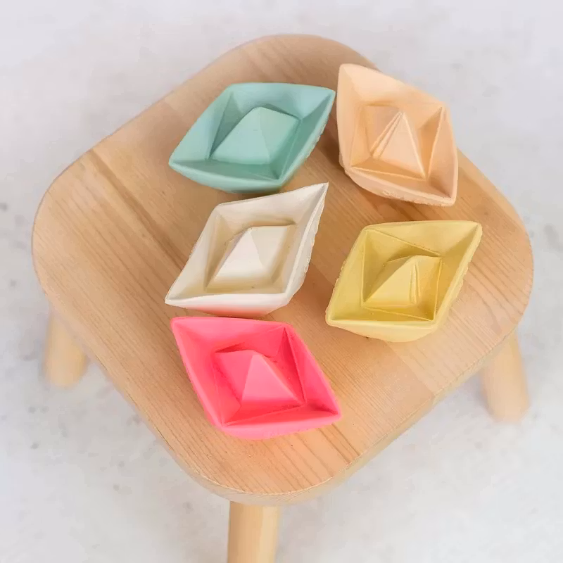 OLI & CAROL- Origami Boat Nude