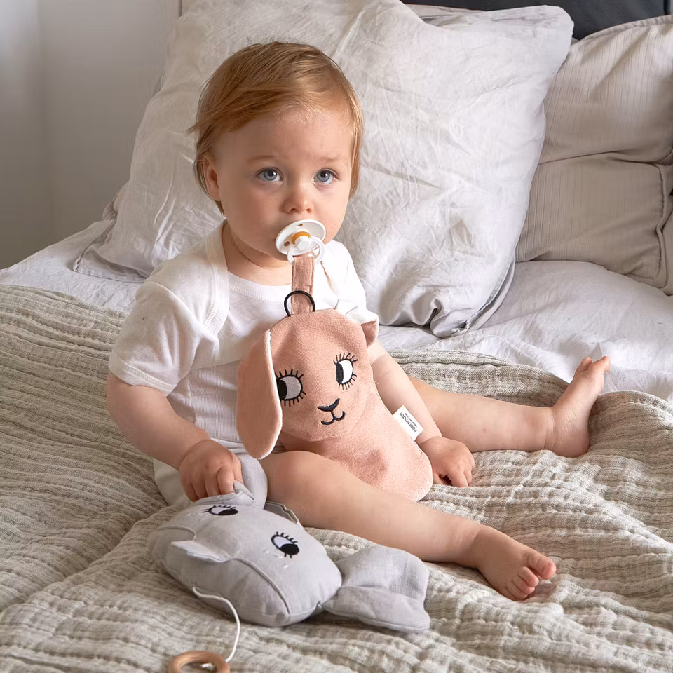 Roommate- Pacifier Cloth - Bunny/ napphållare