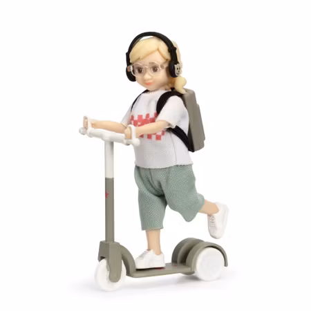 LUNDBY- Docka med sparkcykel/dockor