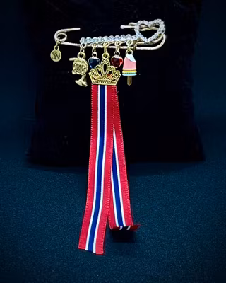 Gullforgylt 17.mai-nål med krystaller 💎💛🇳🇴