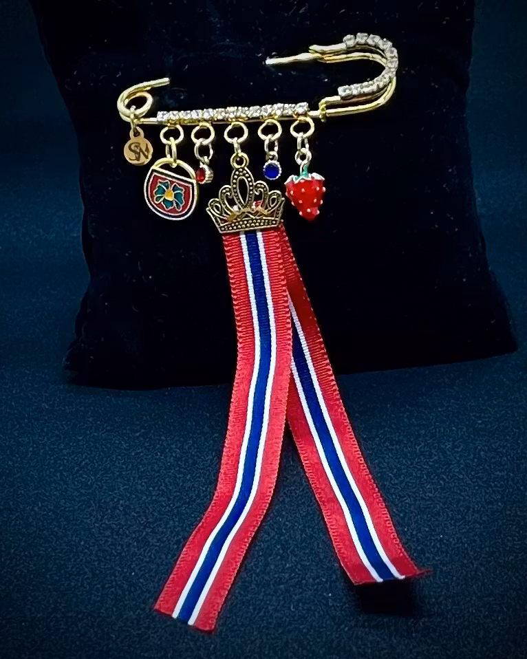 Gullforgylt 17.mai-nål med krystaller 💎💛🇳🇴