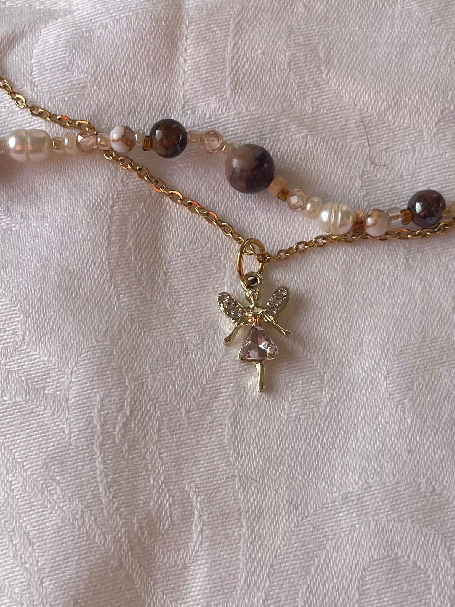 Perlekjede og lenke med engel eller fe