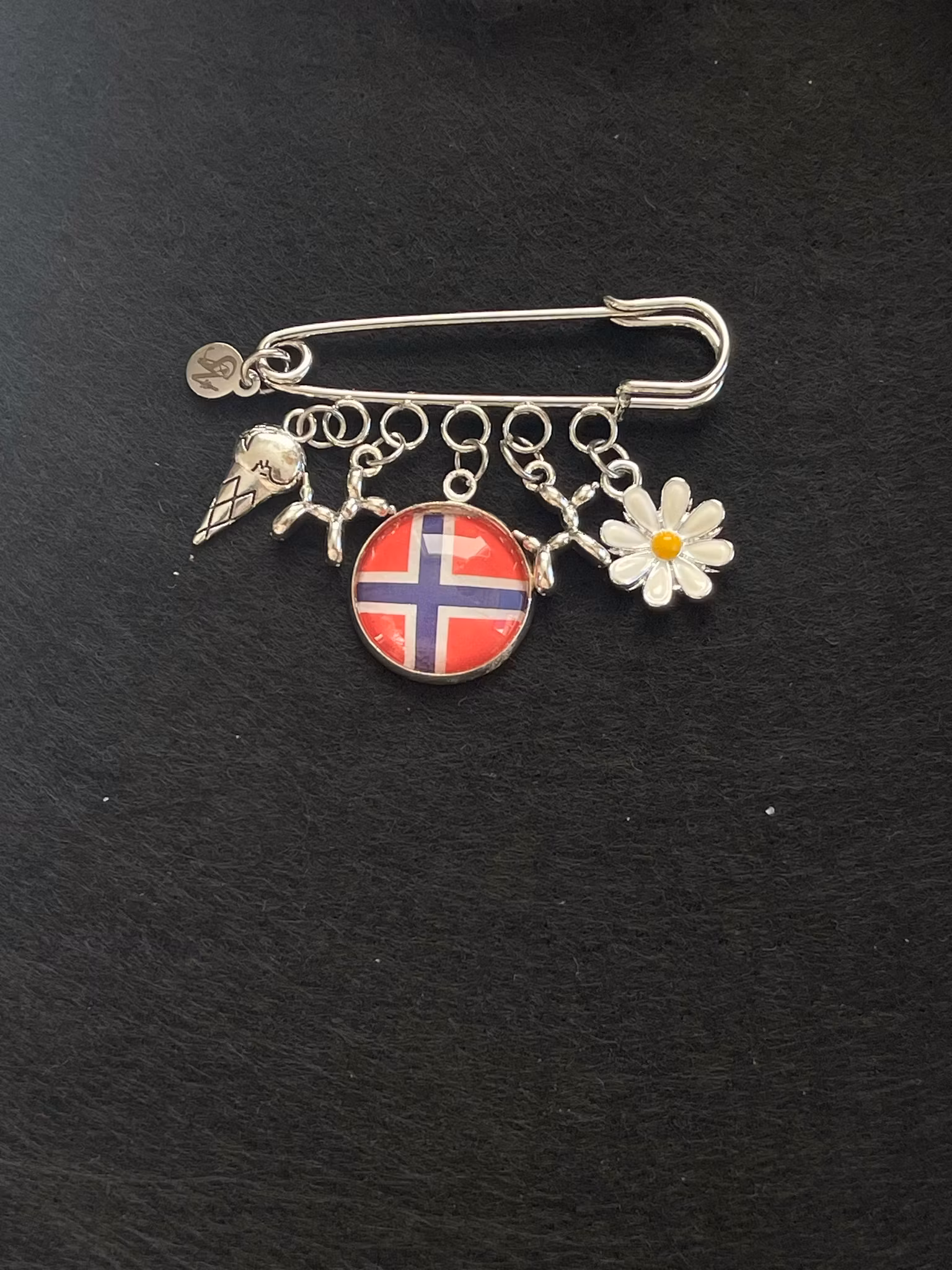 17.mai nåler